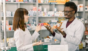Comment optimiser les économies d’échelle dans des pharmacies (occasionnellement) groupées ?