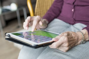 Hoe ondersteunen smartphones en tablets het personeel van woonzorgcentra?